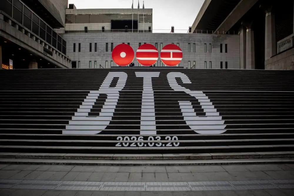 عکس لوگو آلبوم جدید بی‌تی‌اس روی پله‌های مرکز سجونگ